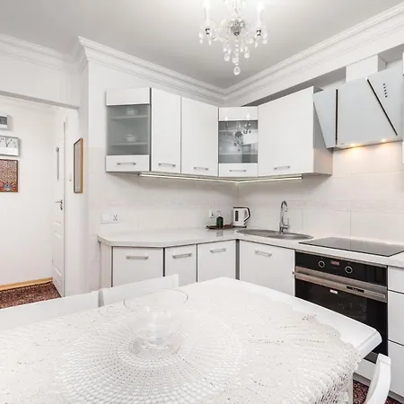 Chmielna 104 By Homeprime شقة